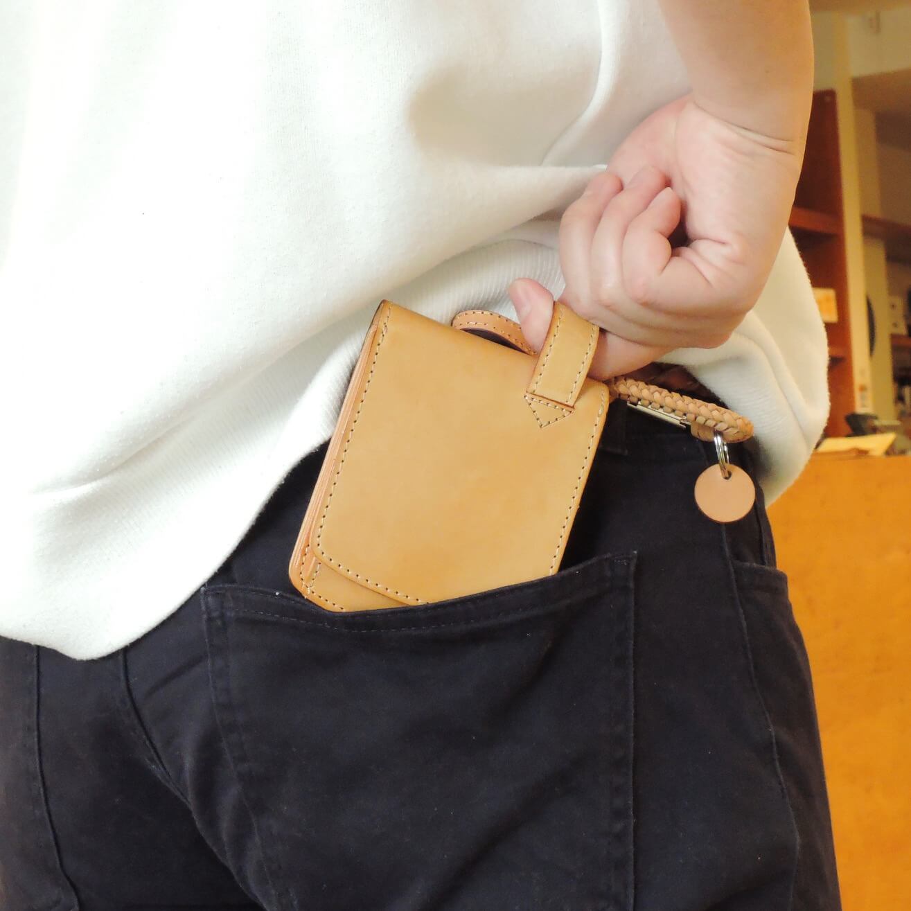 レザー長財布 手編みストラップ付き 左ポケット お財布はポケット派の皆様へ【自由が丘店】 - 革財布のお店 mic