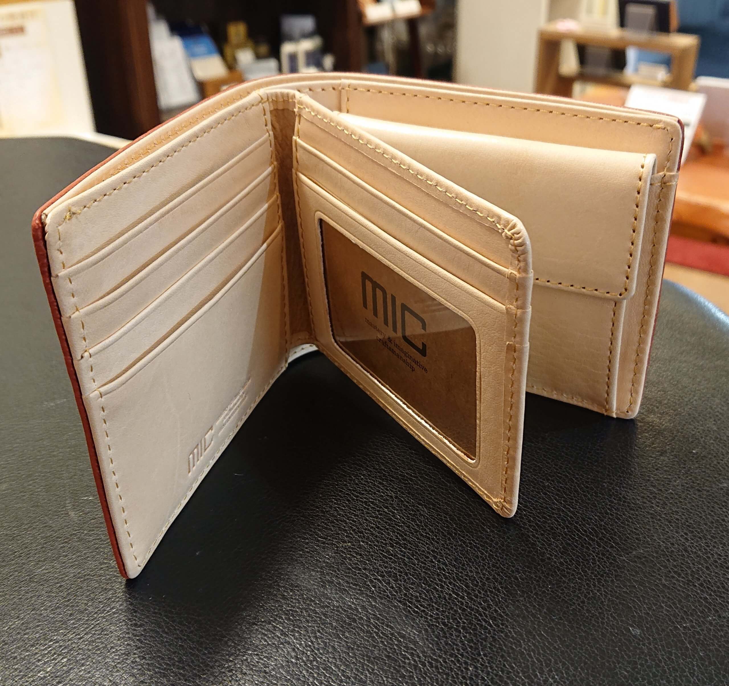 バグッダシリーズの革の特徴とオススメ商品【御徒町店】 - 革財布のお